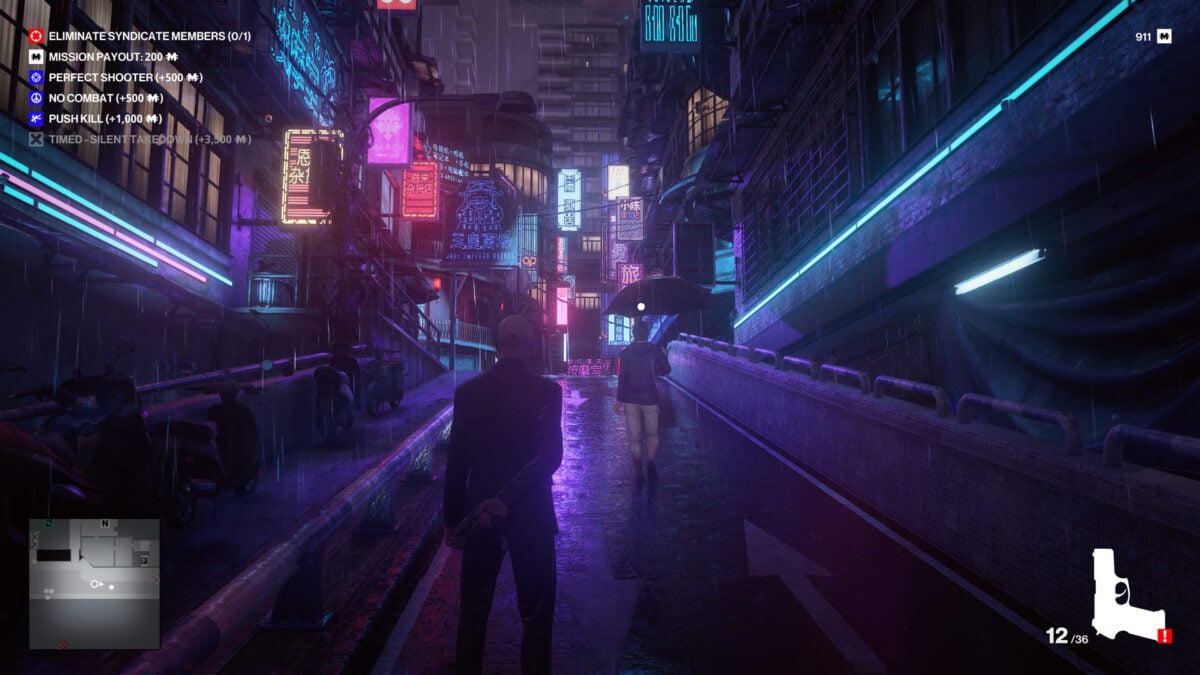 مأمور ۴۷ در حال راه رفتن در یک خیابان نئونی در چونگ‌کینگ 