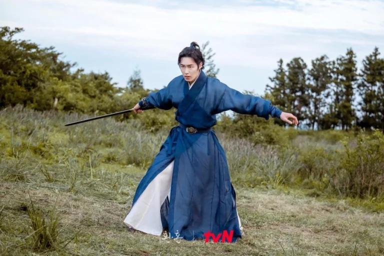 جانگ اوک در حال تمرین شمشیرزنی در سریال کیمیای روح
