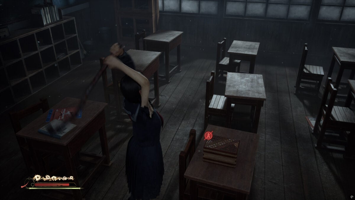 هیناکو در یک کلاس درس در حال حل یک معما در Silent Hill f 