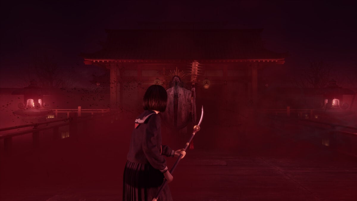 شخصیت اصلی بازی Silent Hill f در مقابل یک معبد تاریک