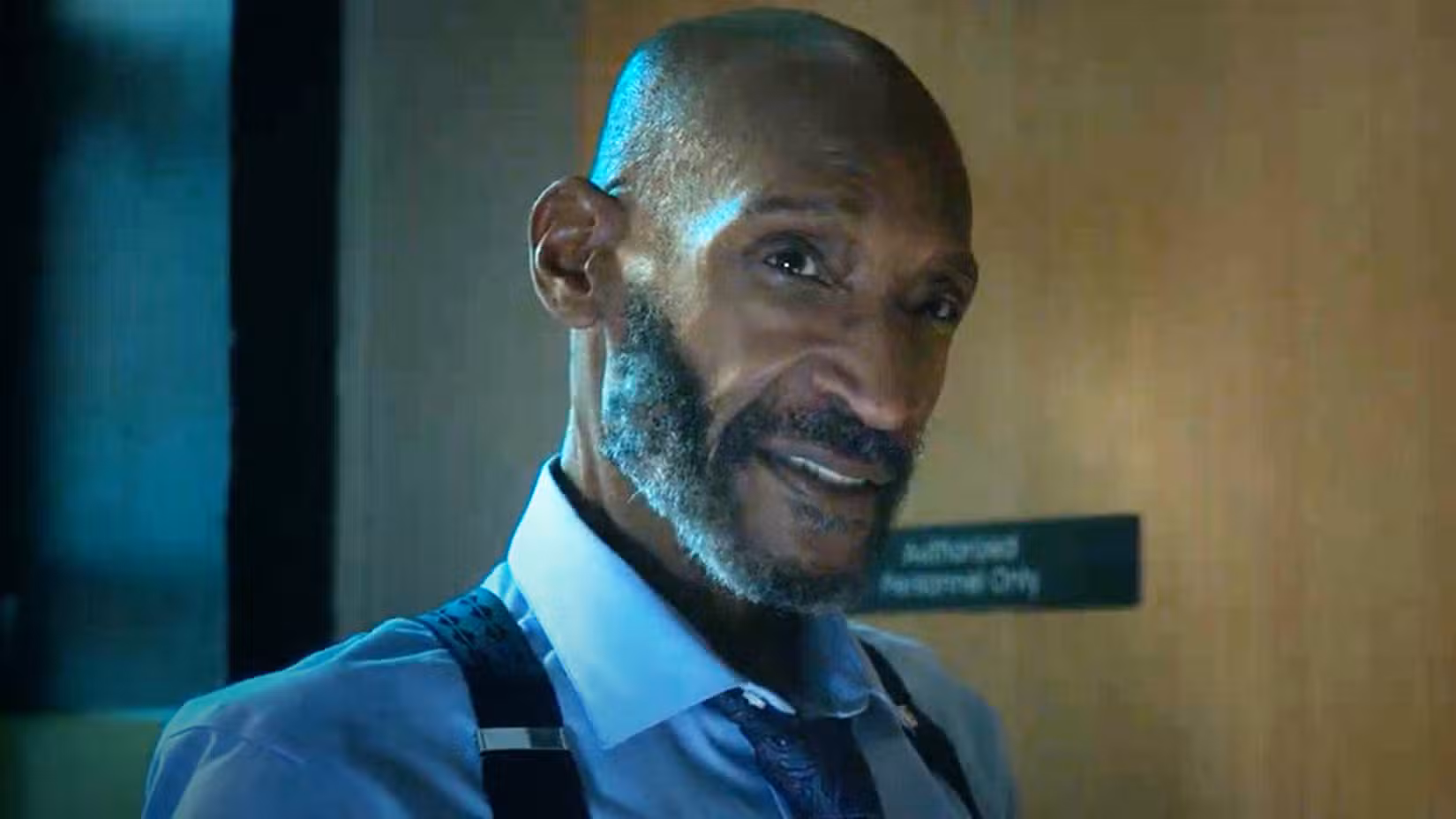 شخصیت آشنای مجموعه مقصد نهایی، با بازی تونی تاد، در راهرویی تاریک در فیلم Final Destination Bloodlines.