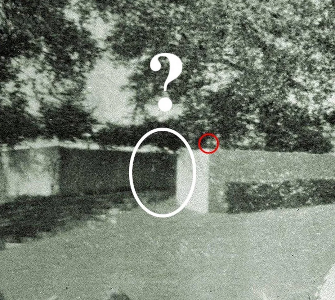 تحلیل عکس مری مورمن که برخی معتقدند شبح یک تیرانداز با یونیفرم پلیس (مرد نشان‌دار) را در تپه چمنی نشان می‌دهد.