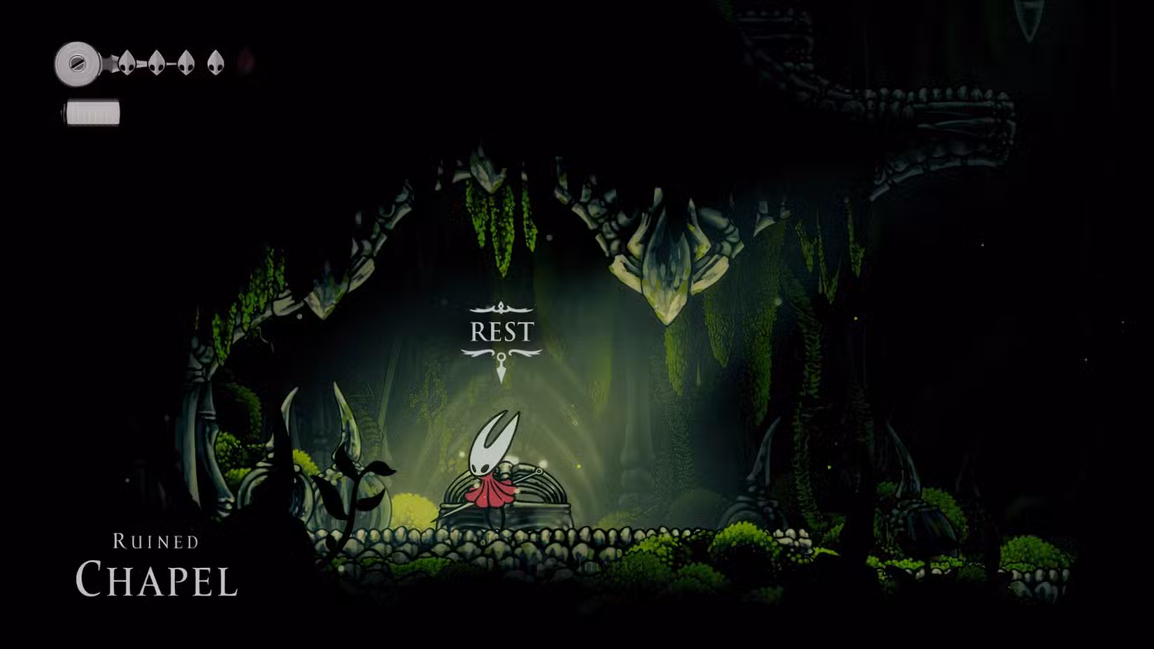 شخصیت هورنت در حال استراحت روی یک نیمکت در منطقه Ruined Chapel قبل از مبارزه با باس.