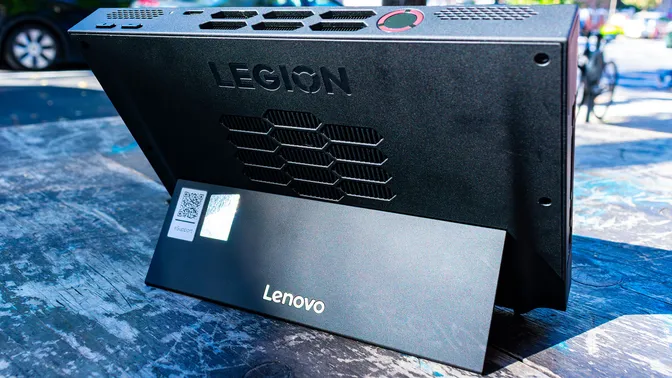 طراحی بدنه و پایه نگهدارنده باز شده در پشت لنوو لیجن گو ۲