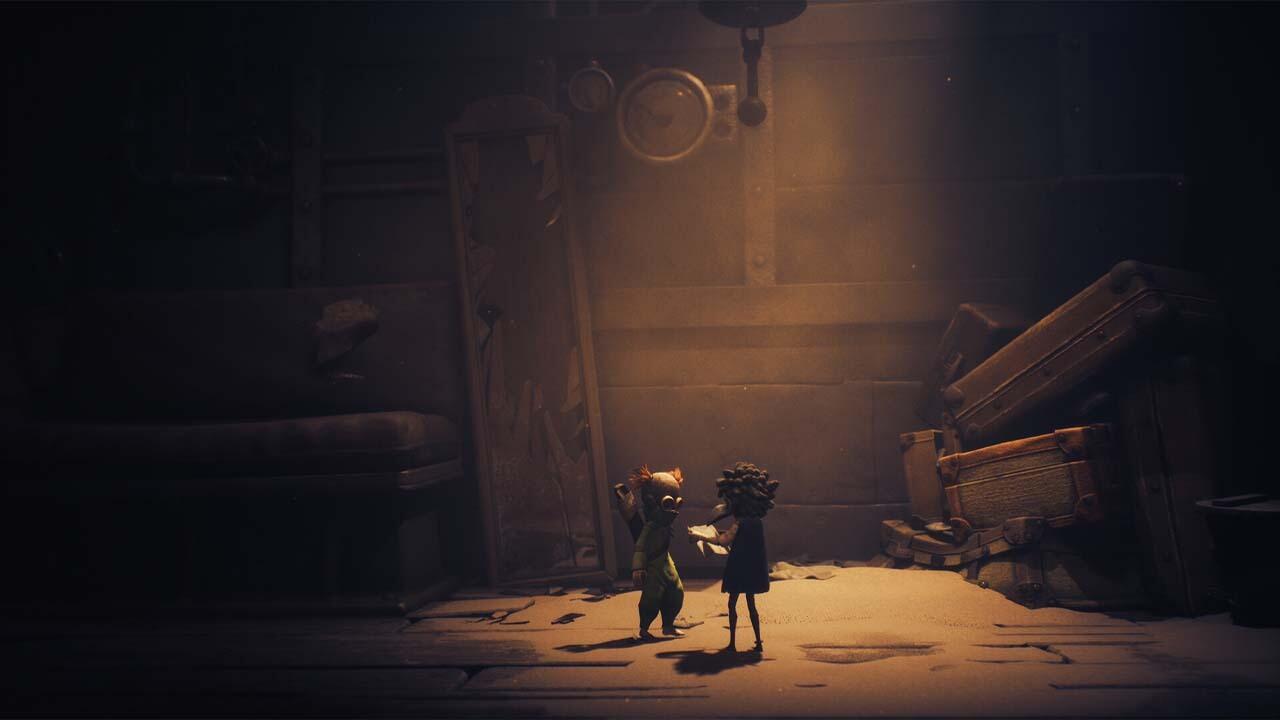 دو شخصیت اصلی بازی Little Nightmares 3 در یک محیط تاریک و ترسناک