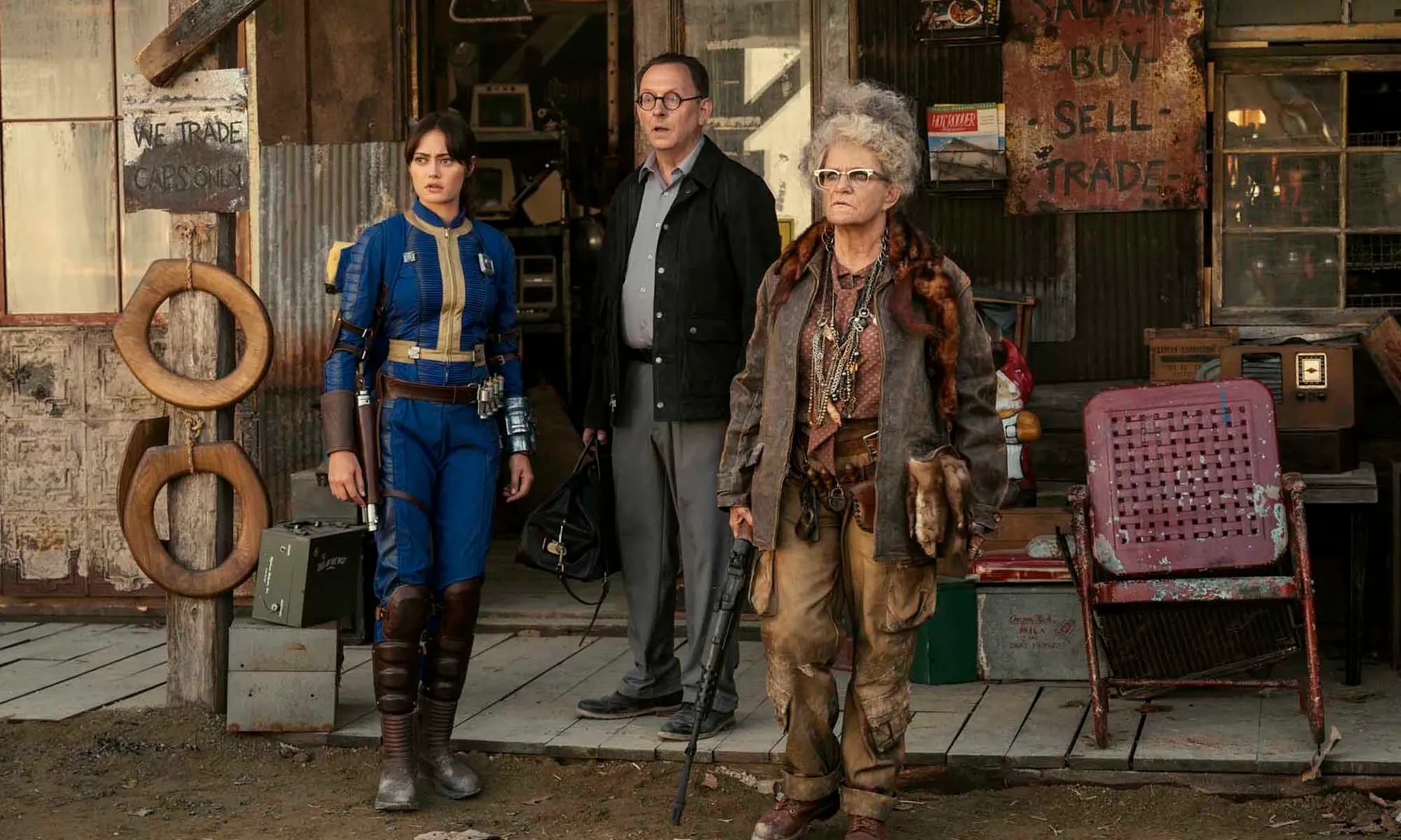 لوسی و برادرش در کنار یک بازمانده به نام جون در شهر فیلی در سریال فالاوت