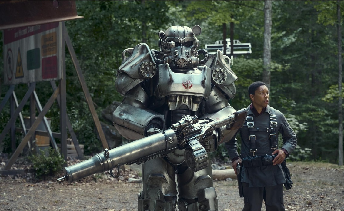 مکسیموس در کنار زره قدرتمند (Power Armor) در سریال فالاوت
