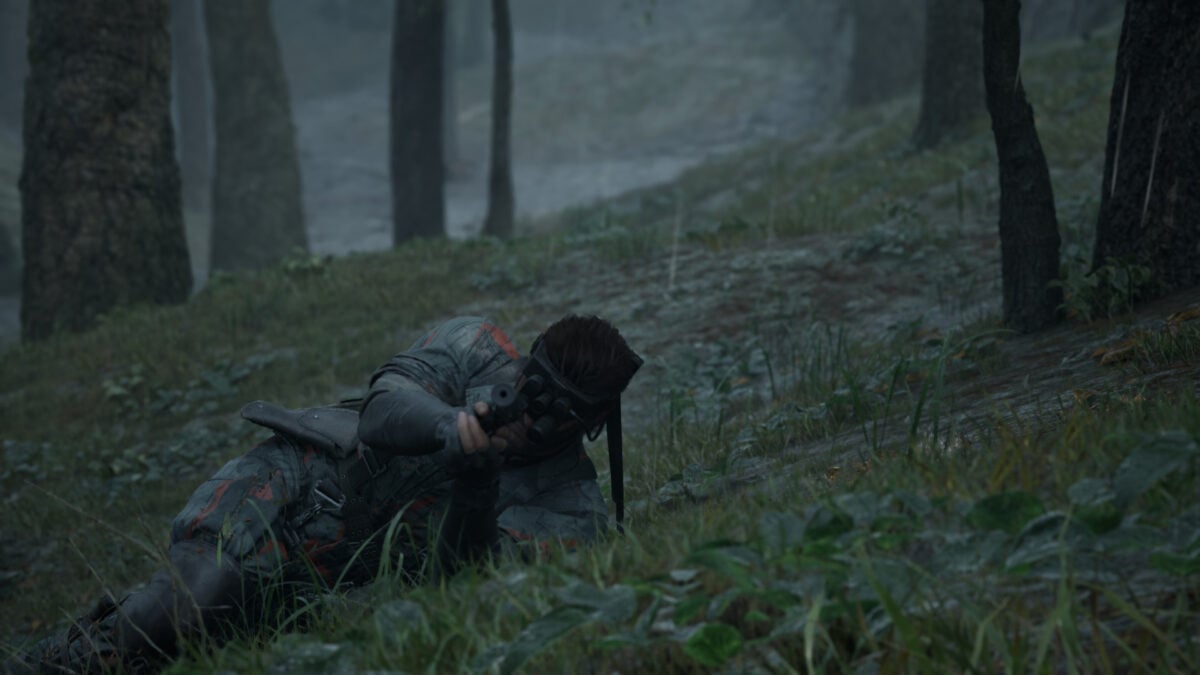 اسنیک در حال هدفگیری با اسلحه در بازی متال گیر سالید دلتا