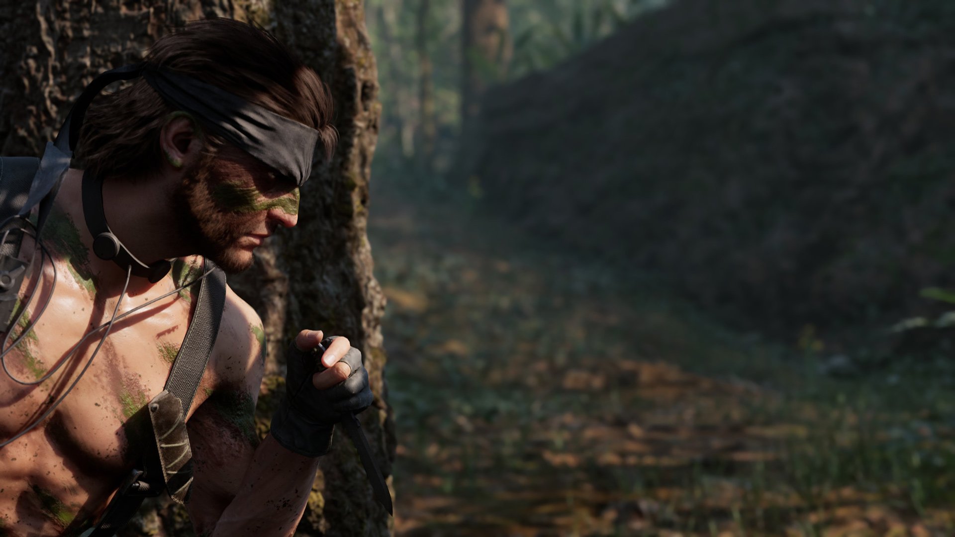 اسنیک در حال مخفی شدن در کنار درختی در جنگل در متال گیر سالید دلتا