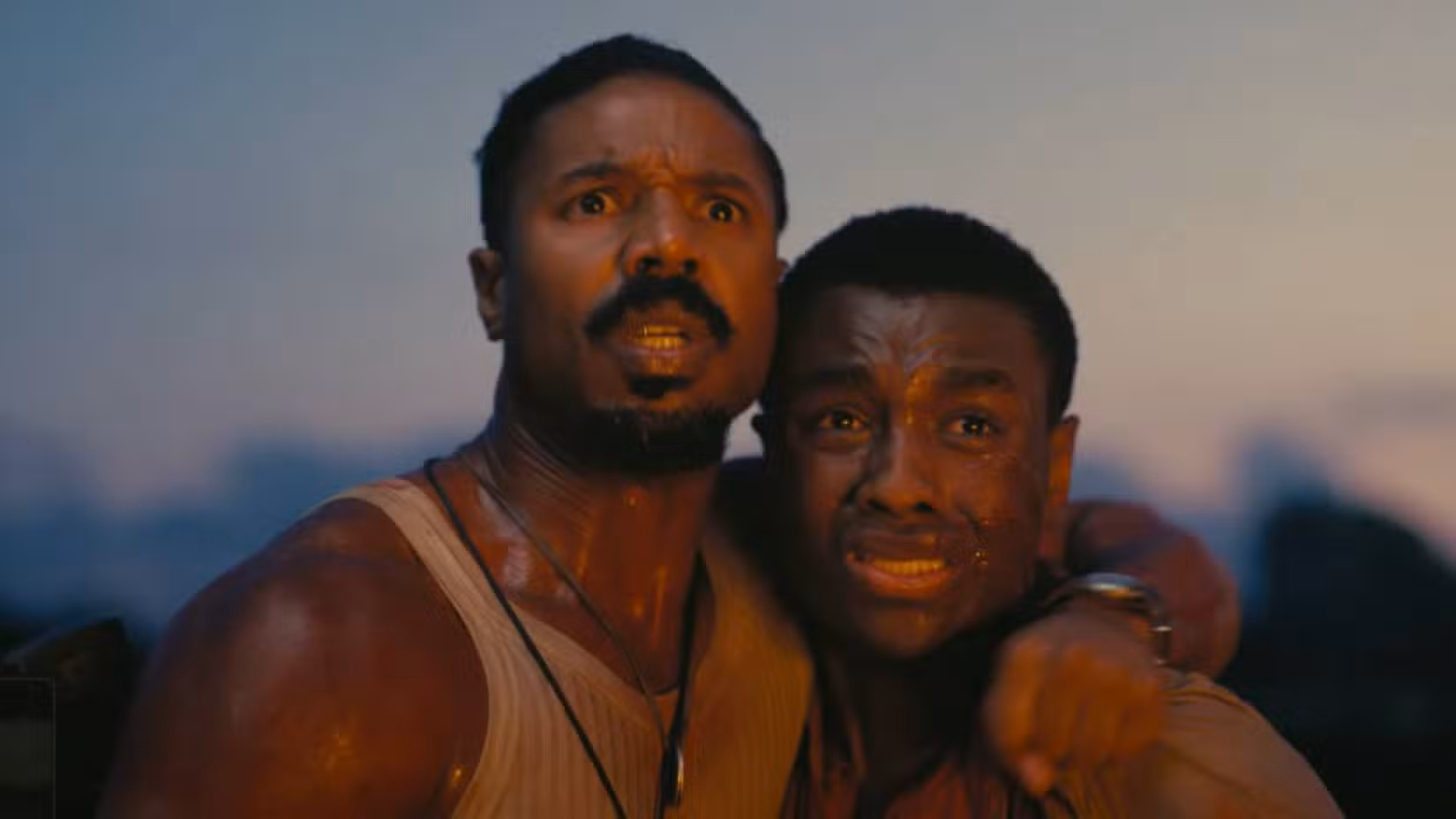 مایکل بی جردن و شخصیتی دیگر در صحنهای پرتنش و تاریک از فیلم خونآشامی Sinners.