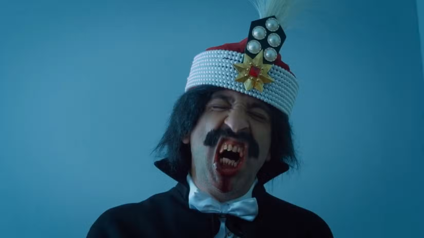 مردی با گریم عجیب و غریب دراکولا و دندانهای خونین در فیلم Dracula.