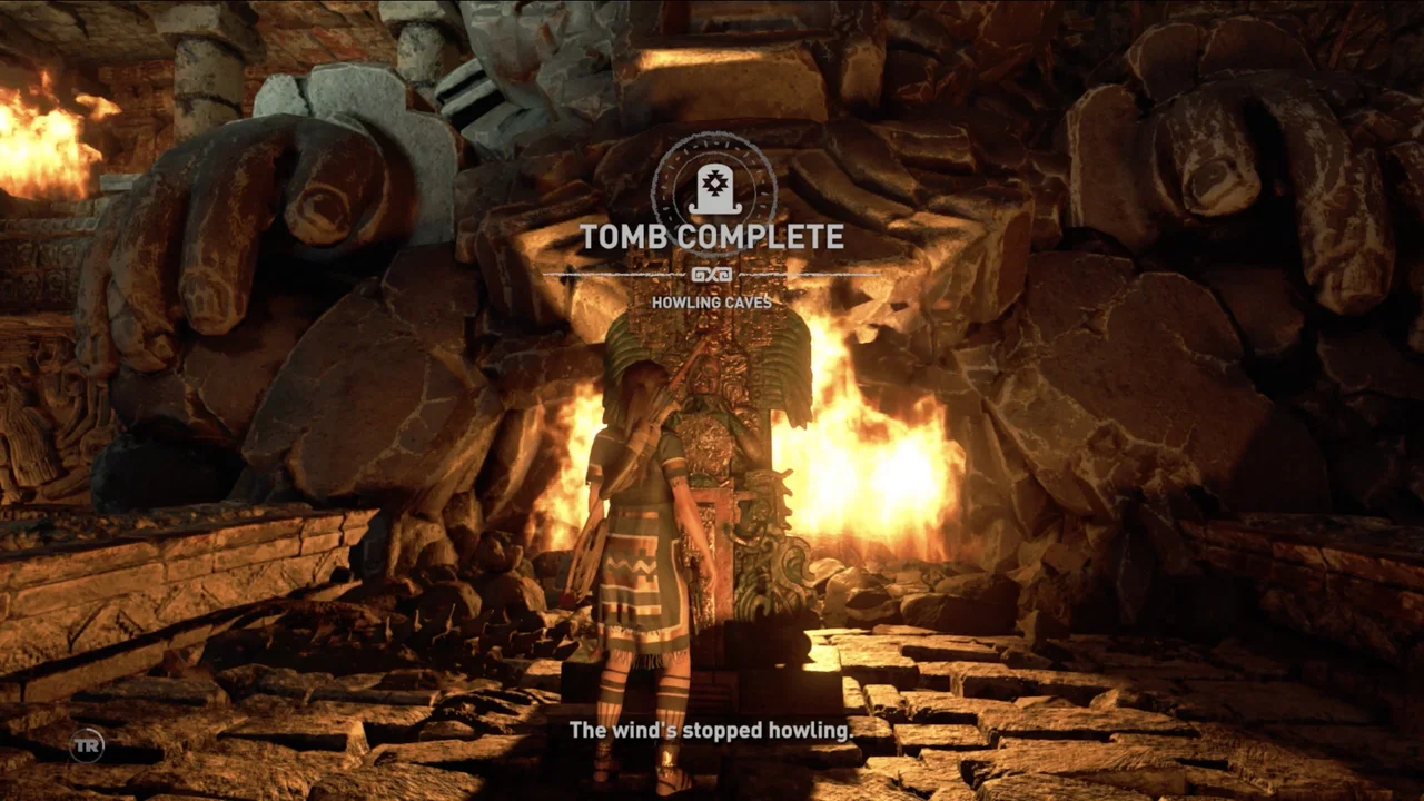 لارا کرافت در حال کاوش در یک مقبره تاریک و باستانی 