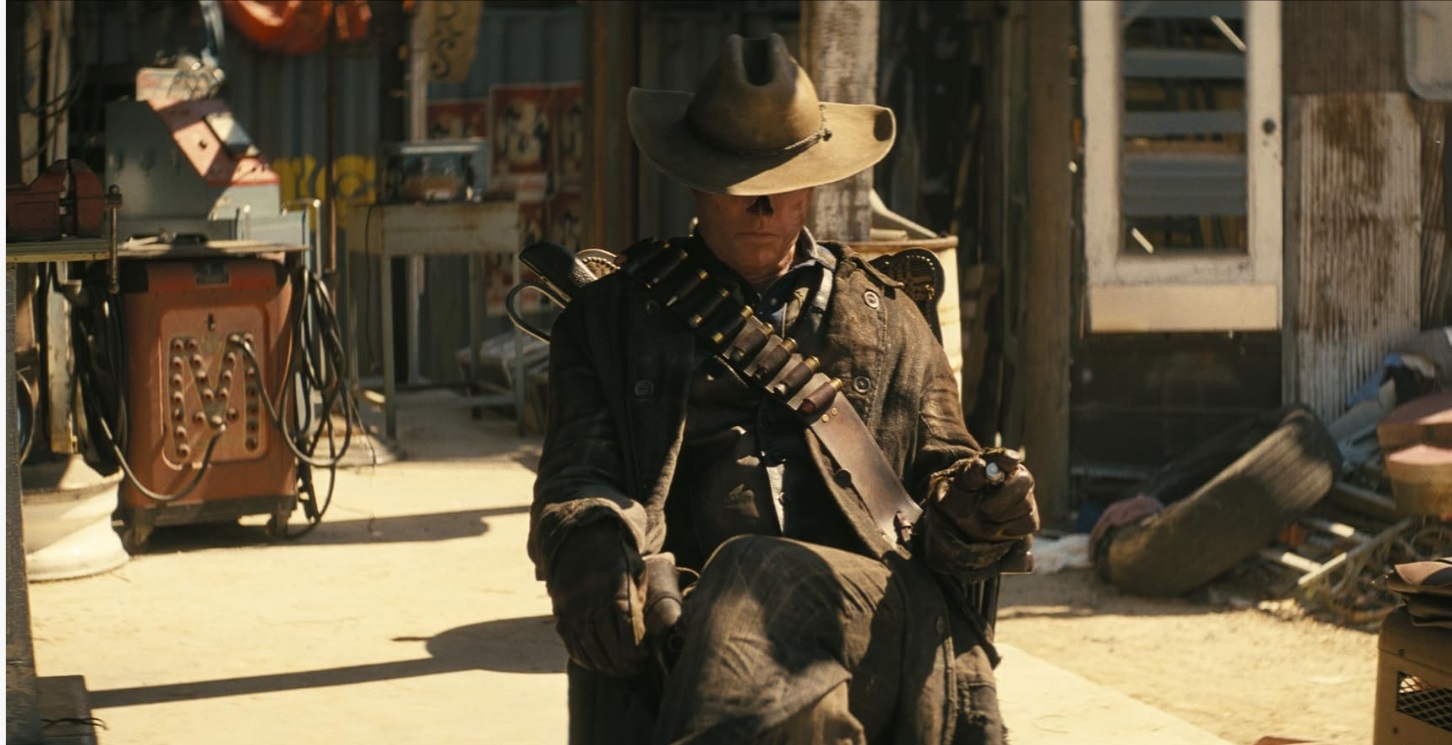 والتون گاگینز در نقش غول (The Ghoul) با کلاه و لباس مخصوص در سریال فالاوت