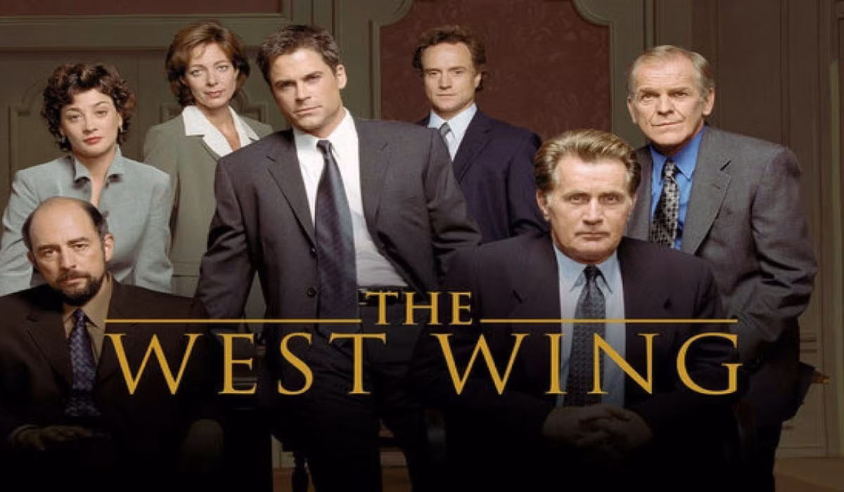 پوستر سریال بال غربی (The West Wing) با حضور تیم ریاست جمهوری در کاخ سفید