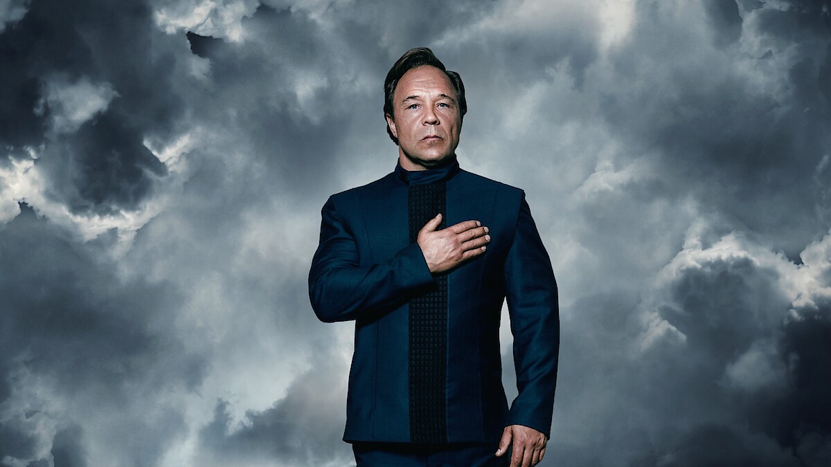 تصویری از یکی از کارآگاهان سریال اجساد که در یک فضای ابری و مرموز ایستاده است.