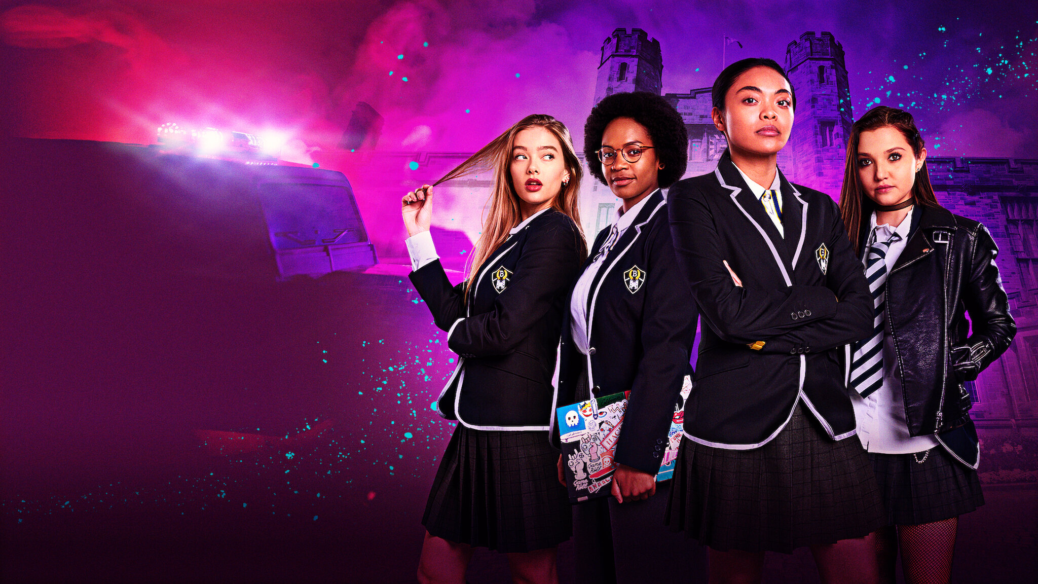چهار شخصیت اصلی سریال Get Even با یونیفرم مدرسه در کنار هم ایستاده‌اند.
