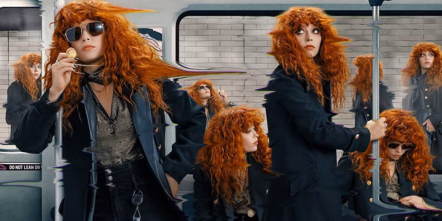 نادیا، شخصیت اصلی سریال عروسک روسی، با حالتی کلافه در مقابل آینه دستشویی ایستاده است.