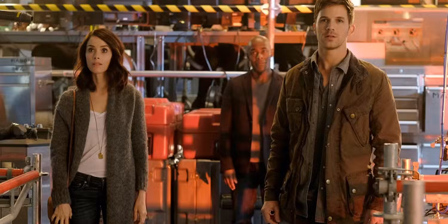 سه شخصیت اصلی سریال بی‌زمان در کنار ماشین زمان خود ایستاده‌اند.