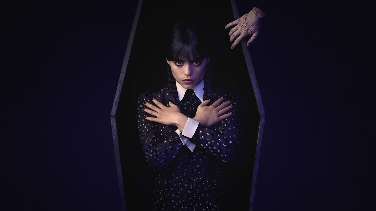  جنا اورتگا در نقش ونزدی آدامز با لباس معروفش در یک تابوت خوابیده و دستانش را روی سینه گذاشته است.