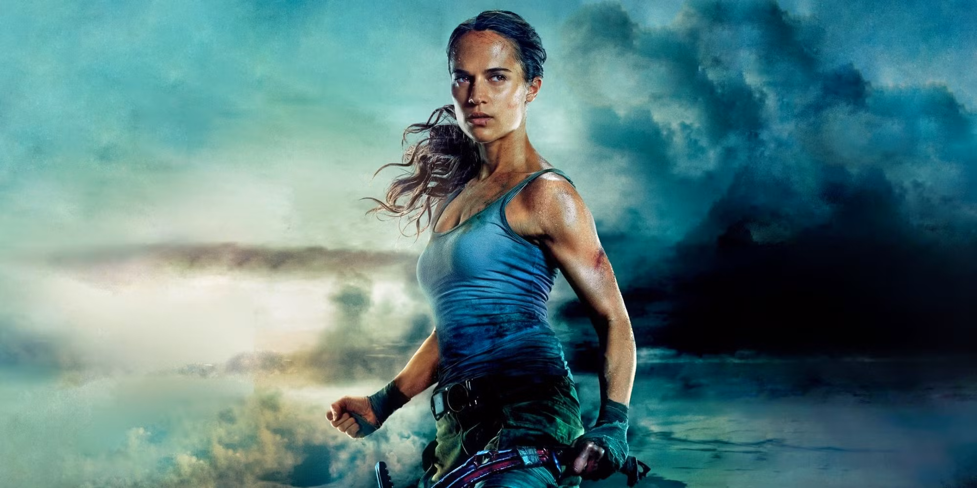 آلیسیا ویکاندر در نقش لارا کرافت در فیلم مهاجم مقبره ۲۰۱۸ با تیر و کمان