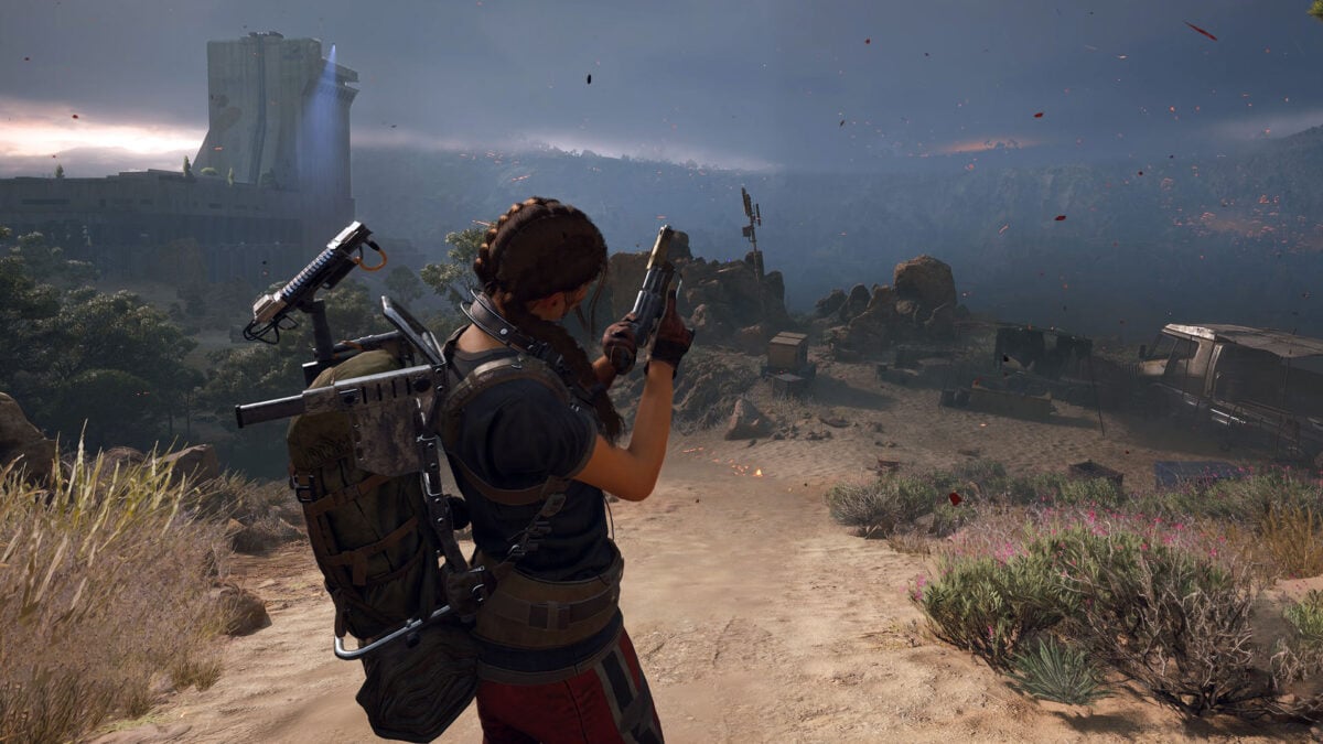 رایدر با تجهیزات کامل در حال نگاه کردن به دنیای بازی و ماشین‌های Arc