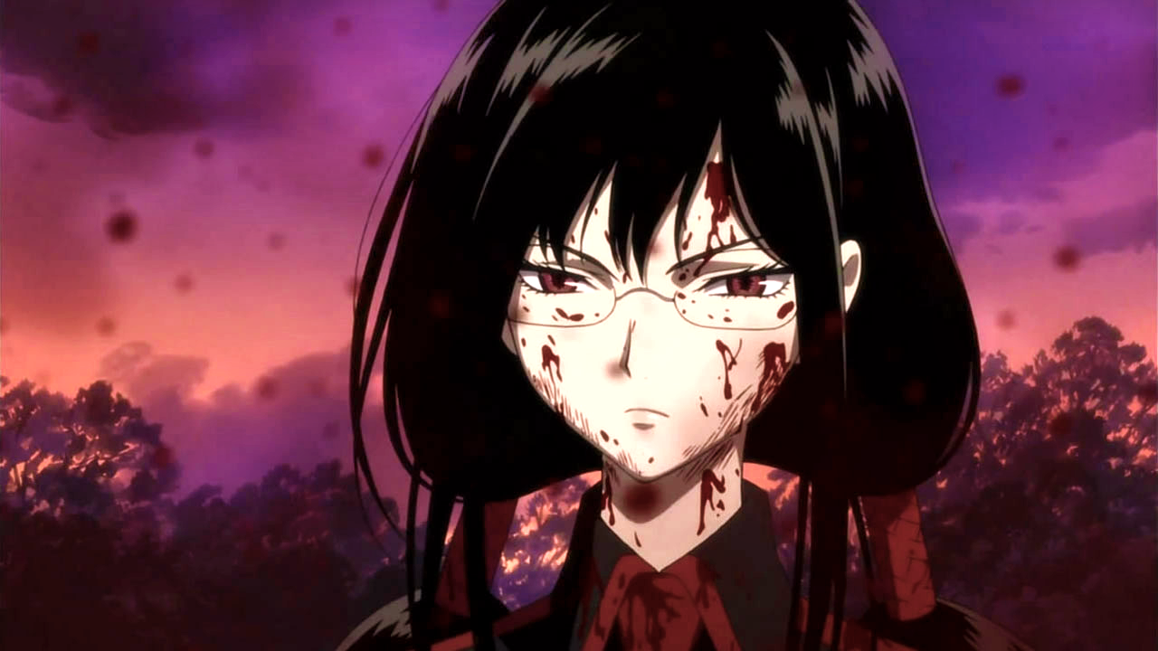 چهره سایا کیساراگی از انیمه Blood-C که چشمانش قرمز شده و خون روی صورتش پاشیده است.