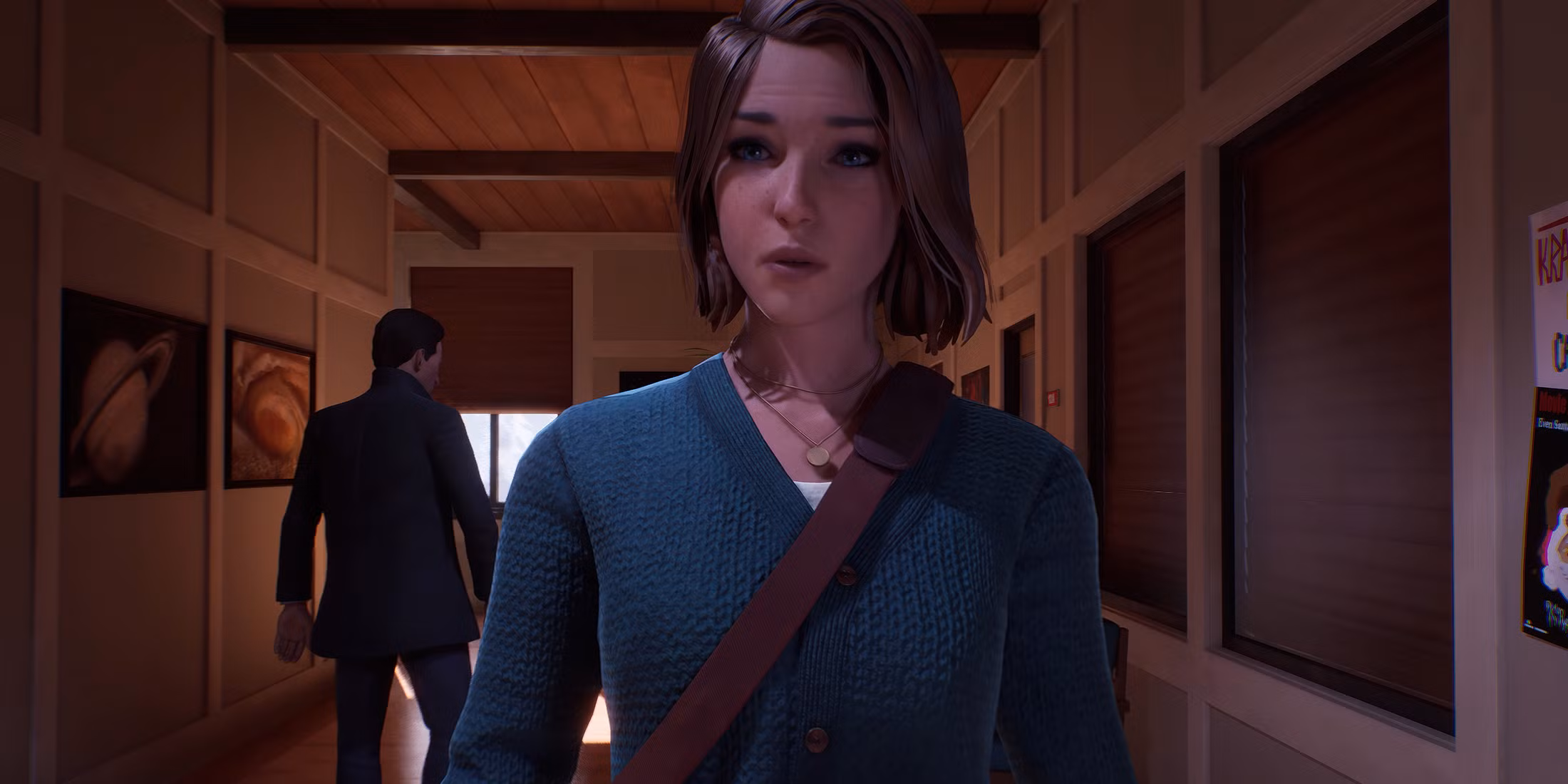 مکس کالفیلد، شخصیت اصلی Life is Strange، در میان دو واقعیت موازی ایستاده که به صورت بصری در هم آمیخته‌اند.