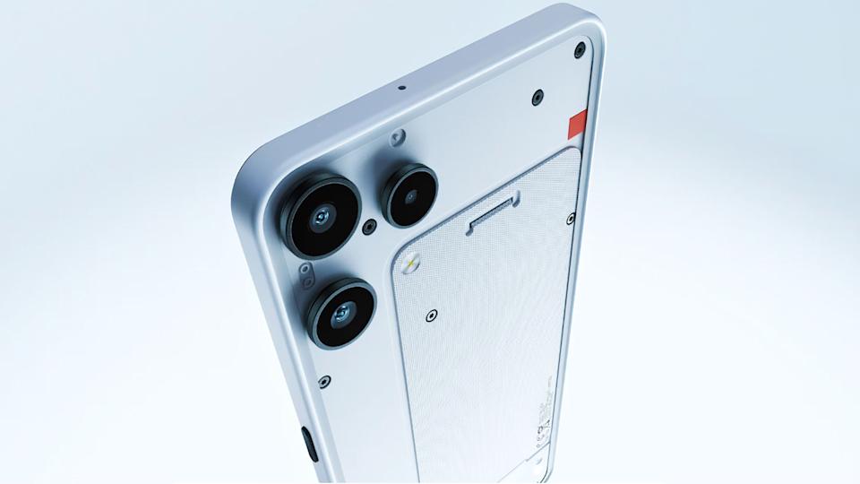 نمای نزدیک از ماژول دوربین سهگانه گوشی ناتینگ فون 3a لایت.