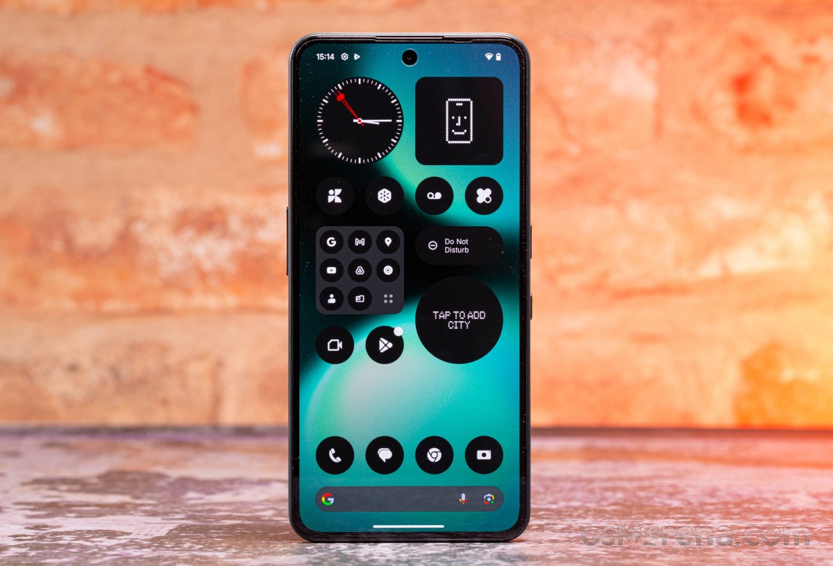 نمایشگر روشن گوشی ناتینگ فون 3a لایت با رابط کاربری Nothing OS در دست یک شخص.