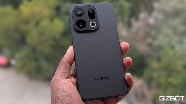 گوشی اوپو فایند X9 پرو مشکی رنگ در دست یک فرد در محیطی با نور کم.