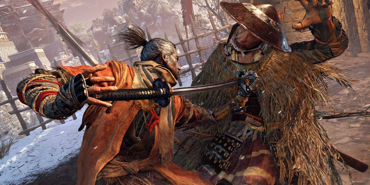 شخصیت اصلی بازی Sekiro، ولف، با دست مصنوعی خود بر لبه یک بام در ژاپن فئودال نشسته است.