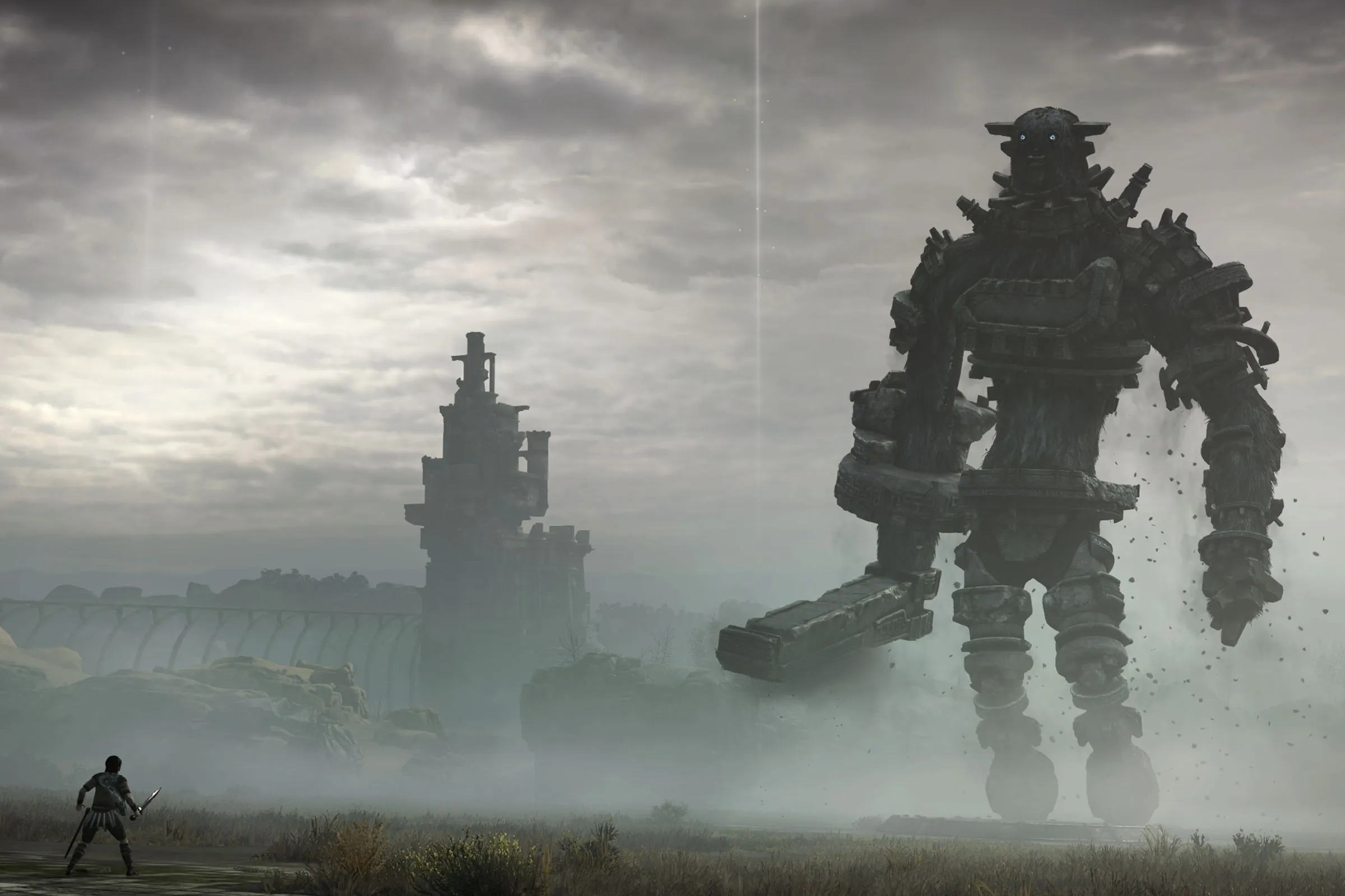 شخصیت اصلی بازی Shadow of the Colossus در حال بالا رفتن از بدن یک غول سنگی عظیم است.