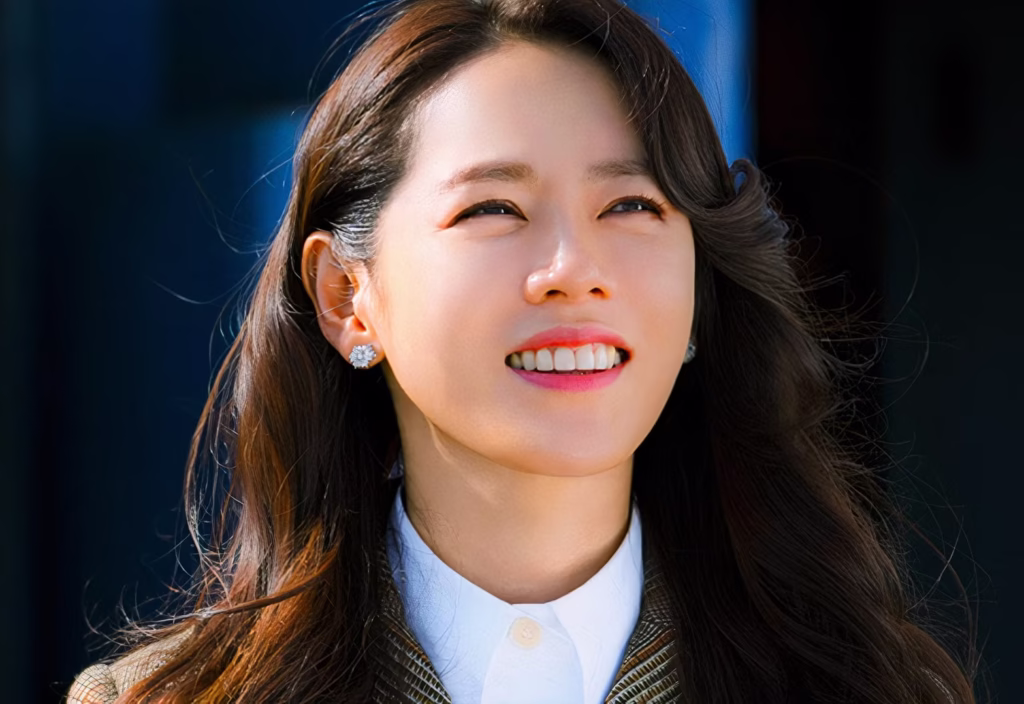 سون یه-جین، بازیگر سریال کره‌ای «سقوط بر روی تو»، با لبخندی ملایم به دوربین نگاه می‌کند.