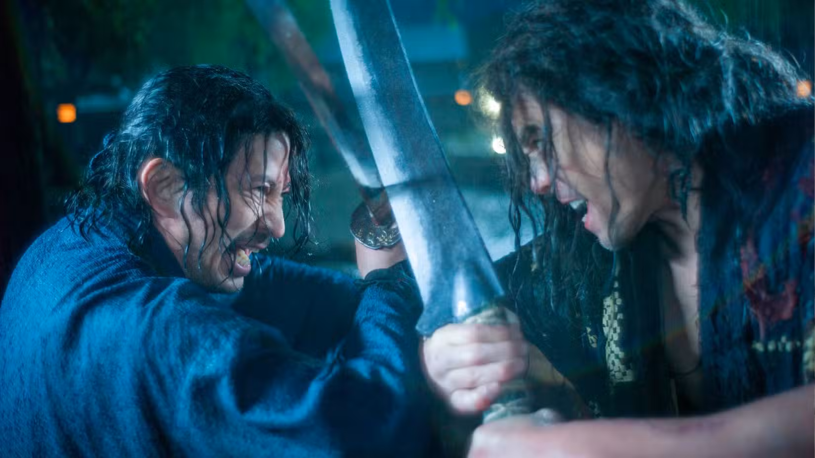 صحنه نبرد نزدیک و نفسگیر شمشیرزنی در سریال آخرین سامورایی ایستاده