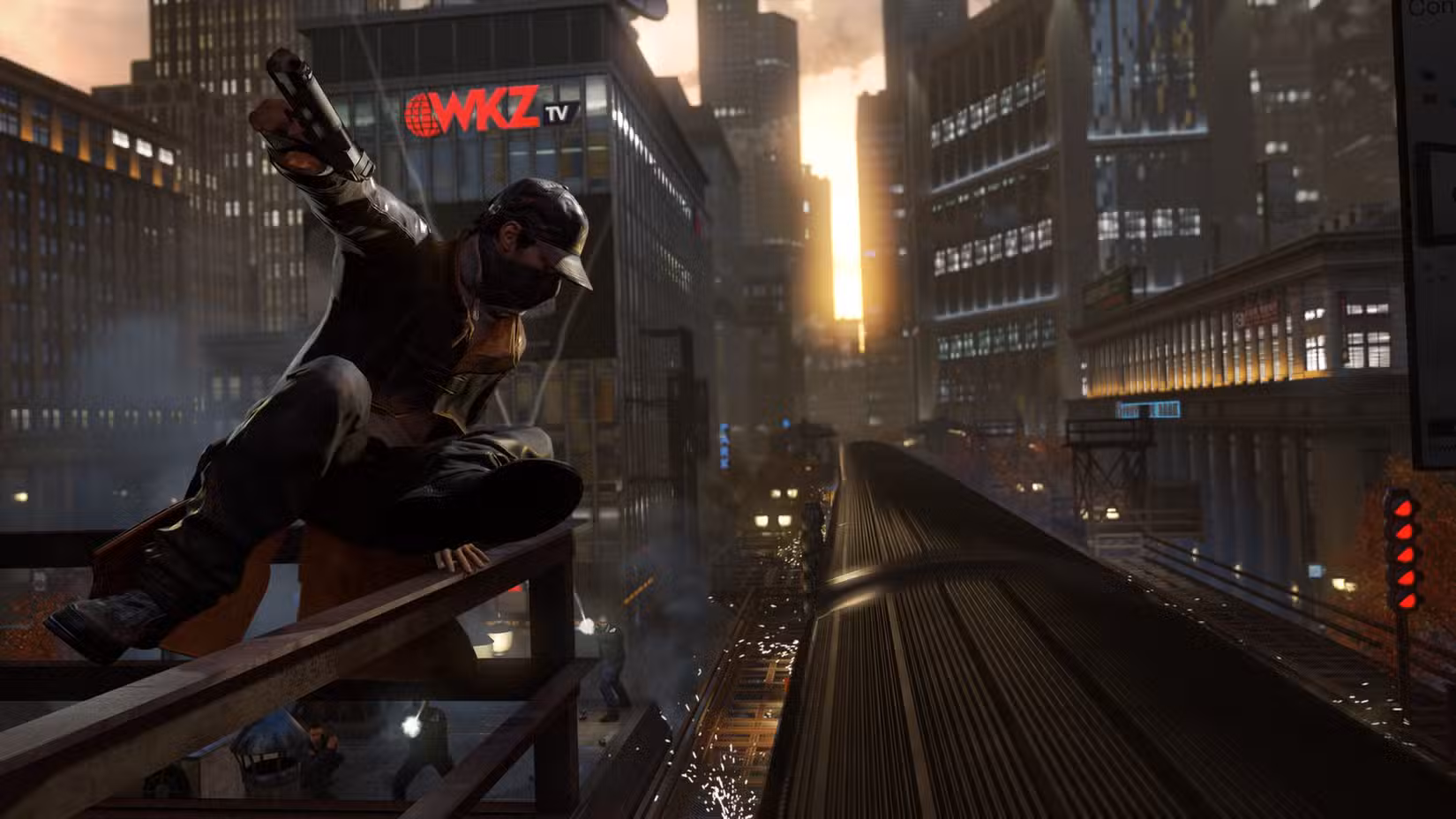 شخصیت اصلی بازی Watch Dogs، ایدن پیرس، بالای یک قطار در شهر شیکاگو در شب نشسته و در حال هک کردن است.